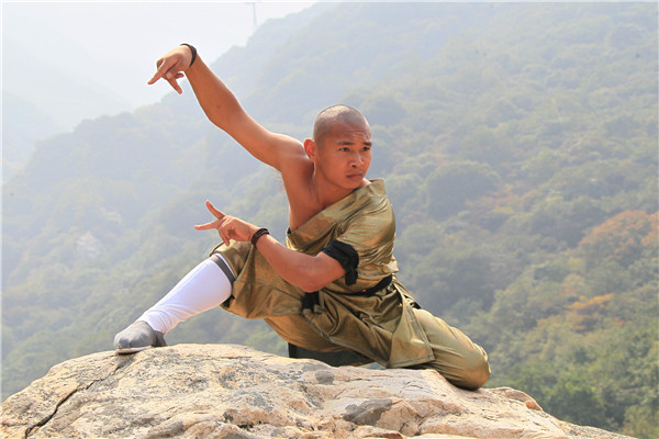 嵩山少林寺武术学校学生在少林寺风景区练习象形拳！
