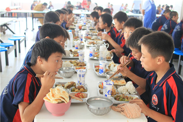 嵩山少林寺武术学校学生在学校餐厅用餐！