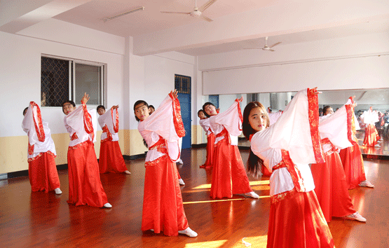 嵩山少林寺武术学校女子系学生在属于自己的舞蹈室！