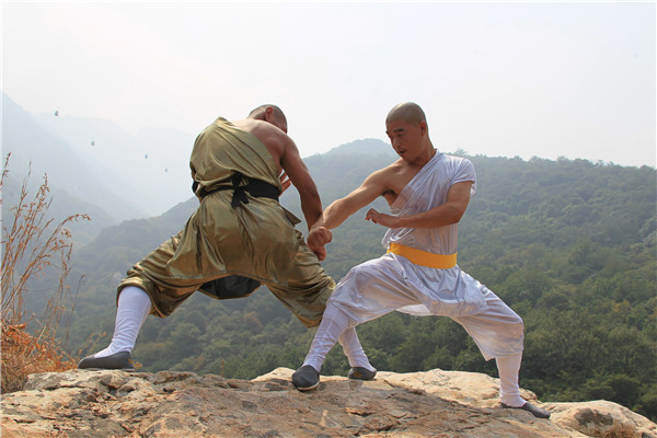 嵩山少林寺武术学校学生在少林寺风景区练习少林拳法对打！