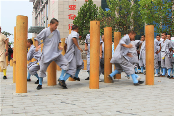 嵩山少林寺武术学校学生通过古老方法练习正宗少林功夫