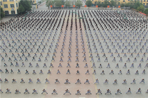 嵩山少林寺武术学校学生在学校一号训练场地展示正宗少林功夫