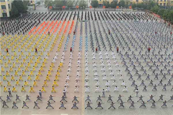 嵩山少林寺武术学校学生在学校一号训练场地练习正宗少林功夫