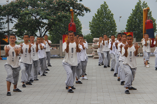 嵩山少林寺武术学校学生练习正宗少林功夫