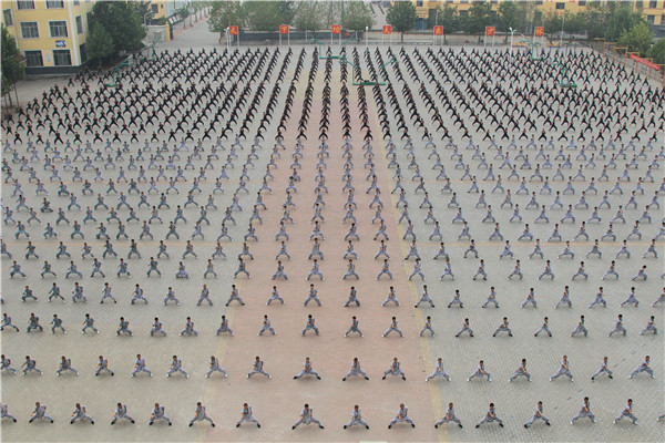 嵩山少林寺武术学校学生在学校一号训练场地练习正宗少林功夫