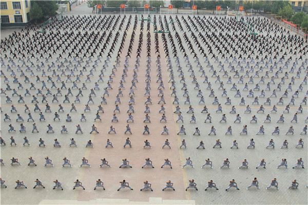 嵩山少林寺武术学校学生在学校练习正宗的少林功夫