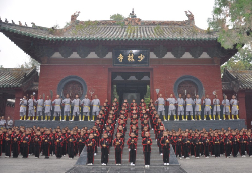 嵩山少林寺武术学校学生在少林寺山门前合影