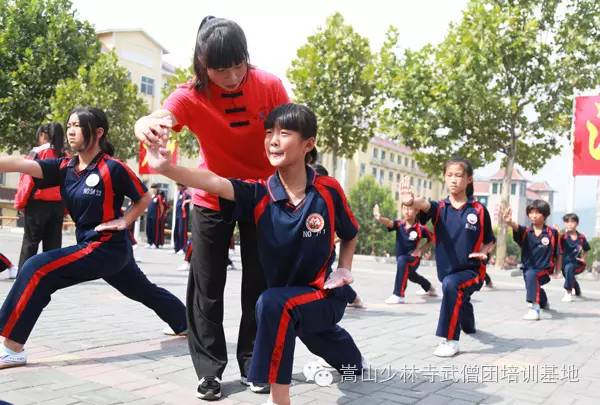 武术学校女子不爱红装爱“武”装