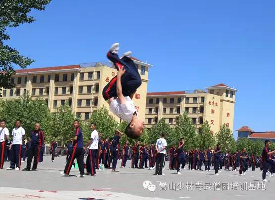 武术学校男孩子身轻如燕