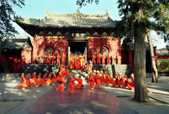 嵩山少林寺武校学生在少林寺山门前习武