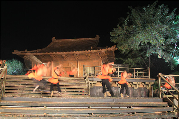 嵩山少林寺武术学校学生集体练习正宗少林棍法