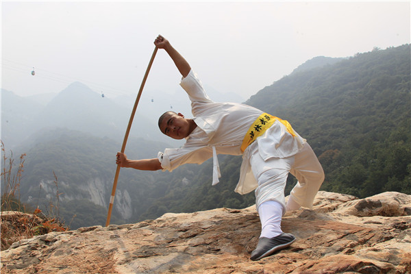 少林寺武术学校在少林寺风景区练习少林棍法