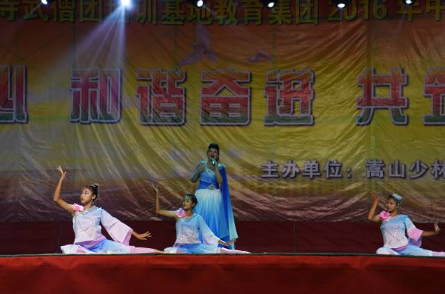 茉莉花被称为中国第二首国歌，女学员们用优美的舞姿演绎了这首歌的精髓，好一朵美丽的茉莉花，芬芳美丽满枝丫。