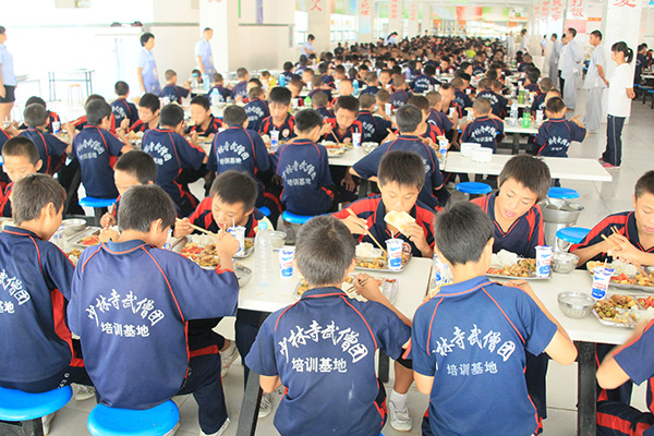 嵩山少林寺武术学校学生在餐厅集体用餐