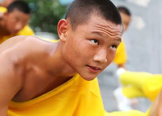 武术学校学子刻苦习武，报效祖国