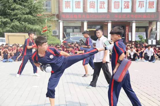 武术学校学子考核散打套路