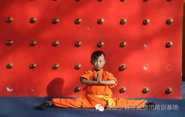 嵩山少林寺武术学校学生展示个性一字马