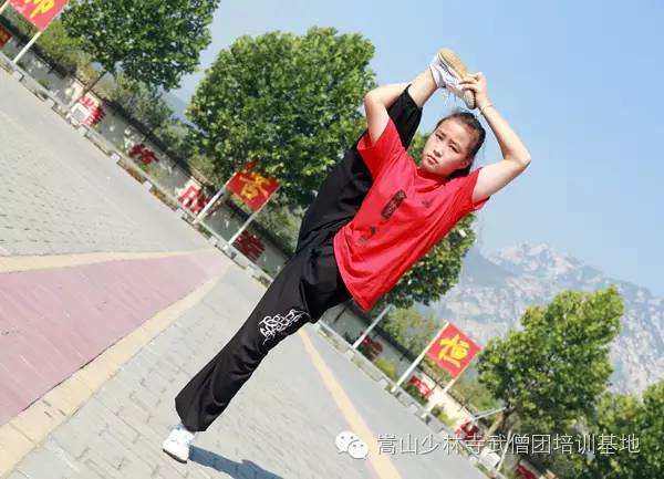  谁说女子不如男，女子系朝天蹬也很给力哦！