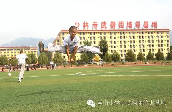 大跳，空中一字马，一个字，帅！