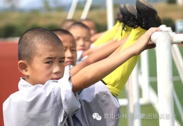   表演系的小伙子们，个个儿是好样的！