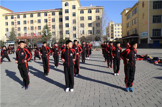 嵩山少林寺武术学校学生集体练习正宗少林套路