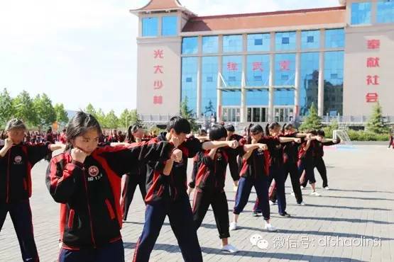 嵩山少林寺武术学校女子系学生专业的武术训练