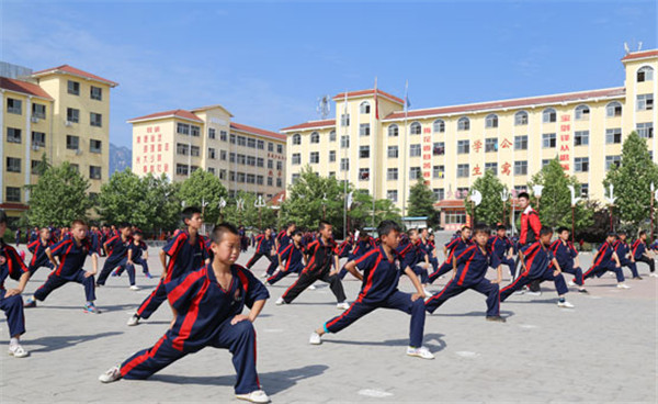 嵩山少林寺武术学校学生专业基本功练习