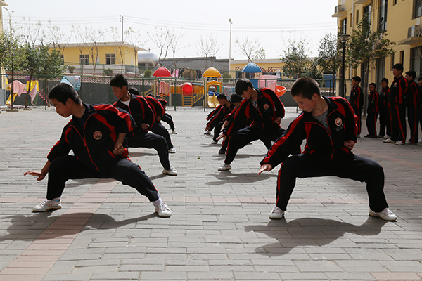 嵩山少林寺武术学校练习正宗少林功夫的学生