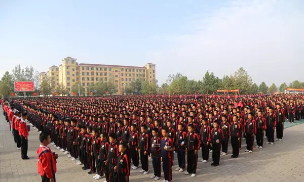 嵩山少林寺武术学校集体目睹国旗徐徐升起