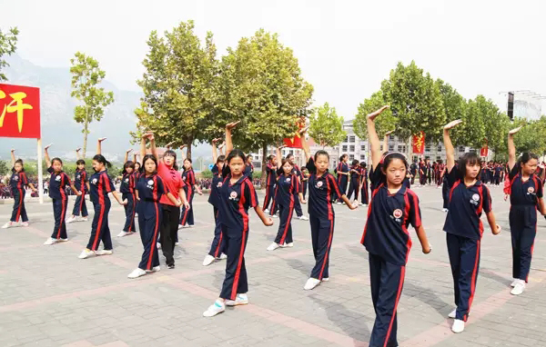 嵩山少林寺武术学校女子系学生的正宗功夫是这样练习的