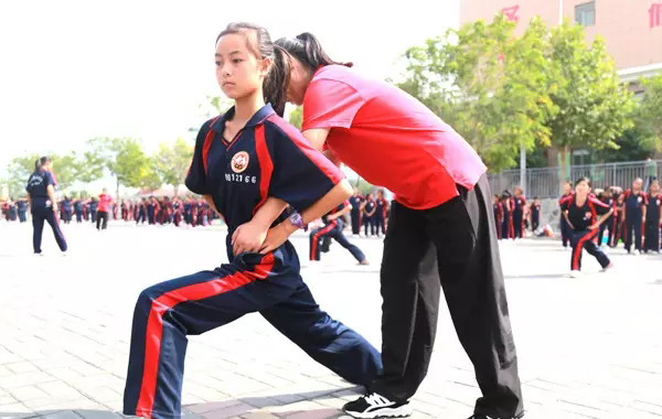 嵩山少林寺武术学校学生在教练员的指导下学习正宗少林功夫