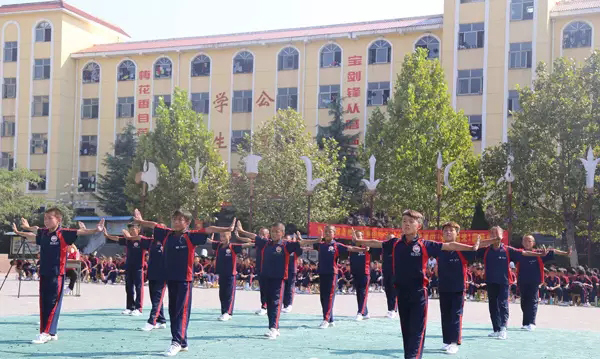 在武术考核上认真接受大家考核的学生