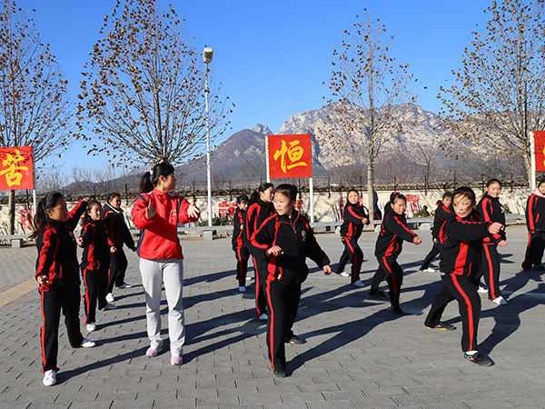 嵩山少林寺武术学校女子套路系学生习武