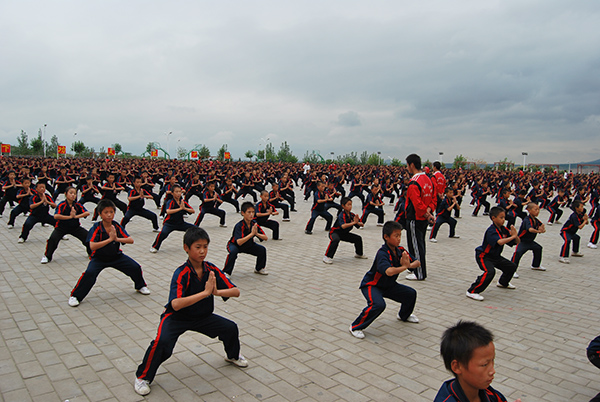 嵩山少林寺武校一起习武的学生