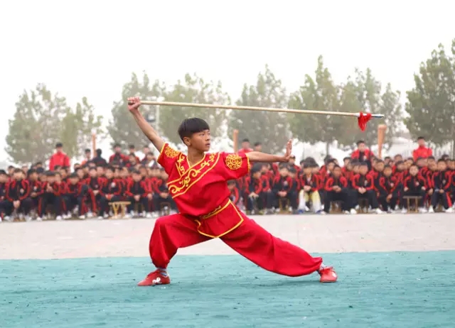 嵩山少林寺武校学生演示少林枪法