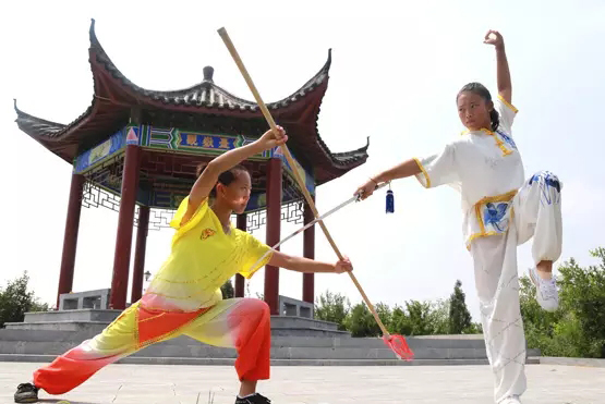 嵩山少林寺武校练习少林棍法与剑法的学生