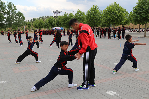 嵩山少林寺武术学校学生学习正宗少林功夫